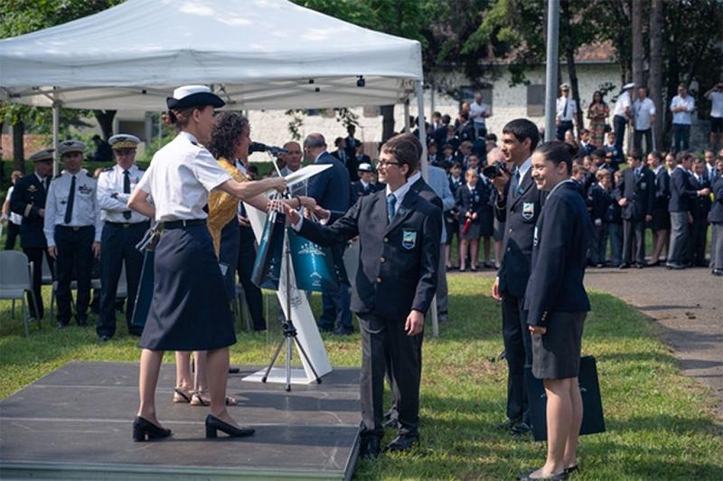 Remise de prix par Isabelle Ménager commandant l’EPAE 749