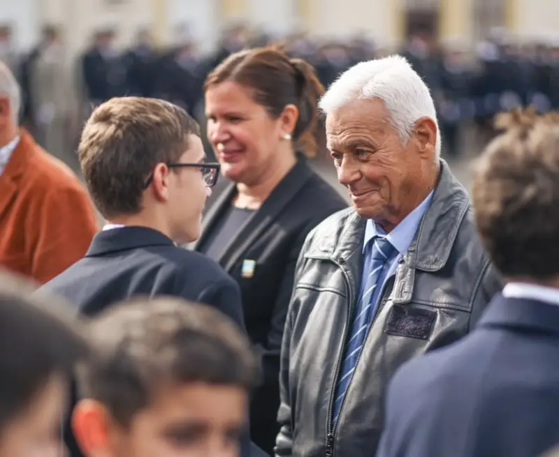 Jean-Pierre Forsans remet l'insigne de l'EPAE