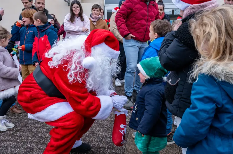 Les enfants accueillent le Père Noël