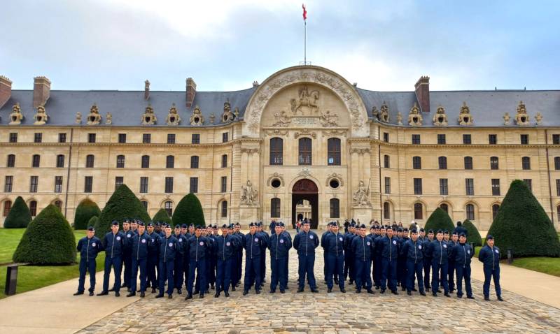 Les élèves de l’Escadrille Air Jeunesse (EAJ) devant l'hôtel des Invalides