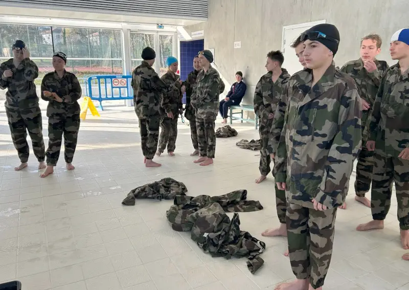 Parcours en piscine en tenue de combat