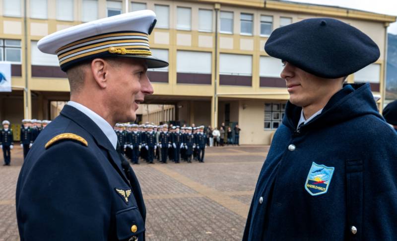Porte drapeau en tenu de Pipin