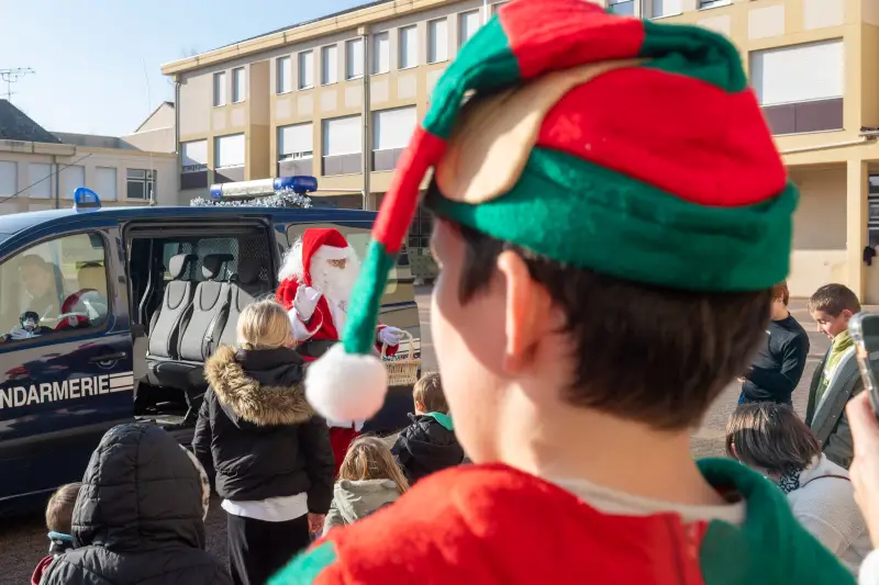 Le Père Noël, escorté par la gendarmerie de l’air