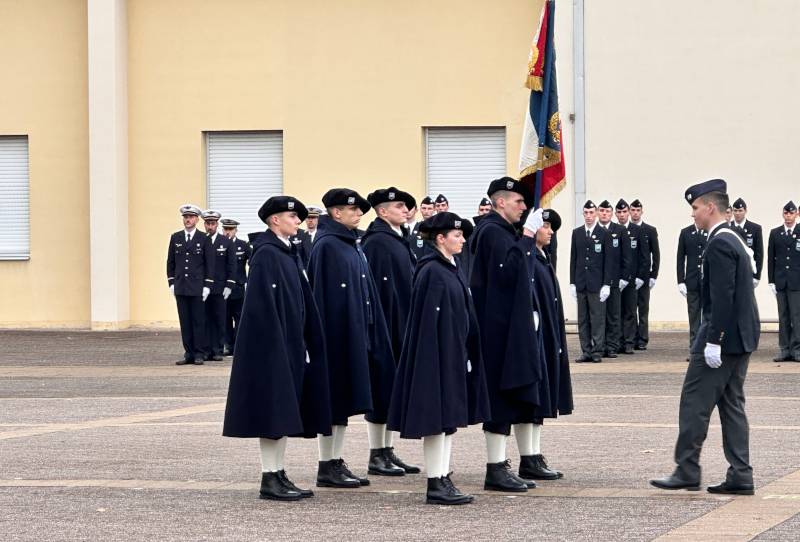 Le porte drapeau et sa garde en tenue de Pipin