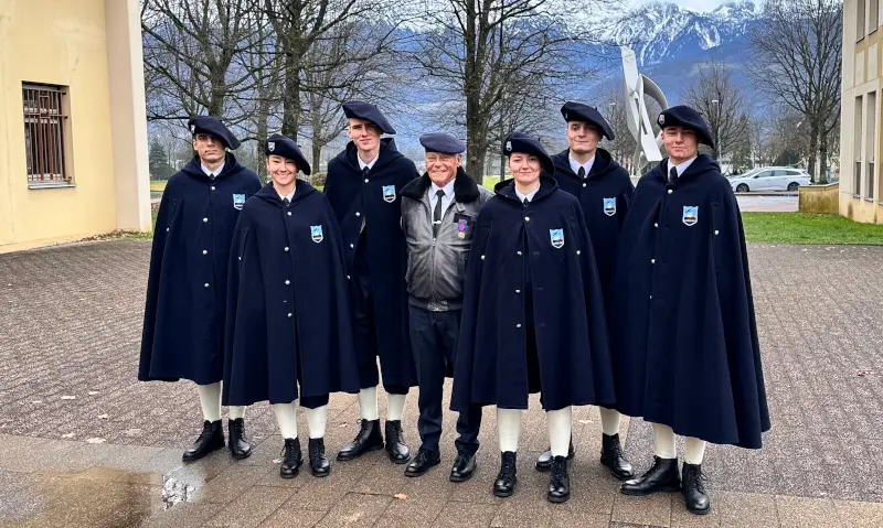 Le porte drapeau et sa garde accompagnés de Jean-Pierre Forsans, Pipin de 1957 à 1964