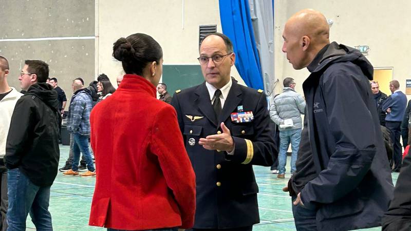 Le colonel Singaraud, commandant l’EPAE 749, accueille les familles