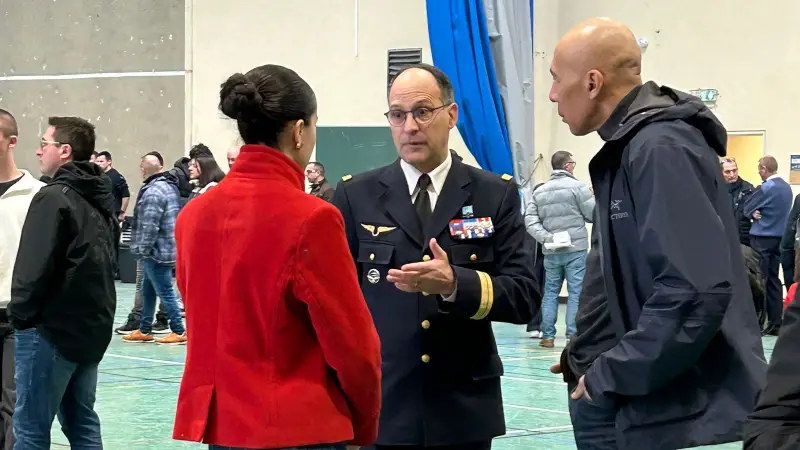 Le colonel Singaraud, commandant l’EPAE 749, accueille les familles