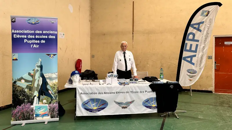 Jean-Pierre Forsans, toujours présent pour tenir le stand de l'association des anciens élèves (AEPA)