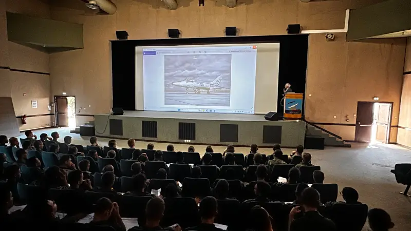 Conférence du colonel Turina, qui a connu 3 éjections au cours de sa carrière