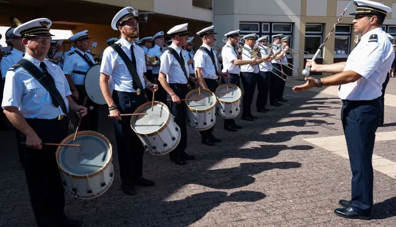 La musique de l'air à la prise de commandement à la Base aérienne 749